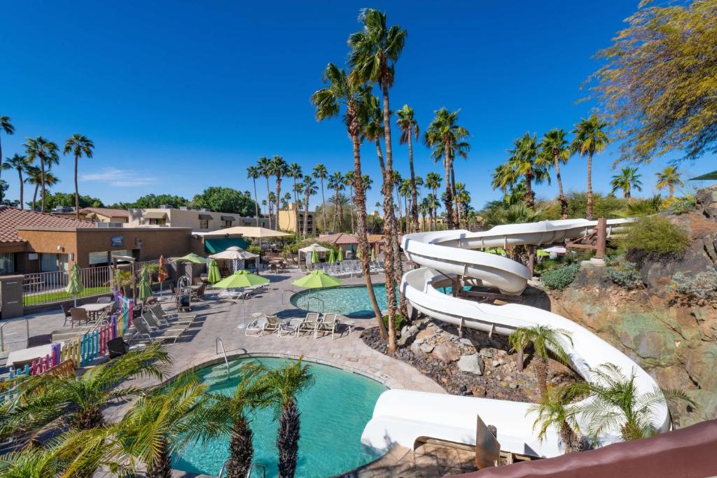Bazén v ubytování Hilton Phoenix Resort at the Peak nebo v jeho okolí