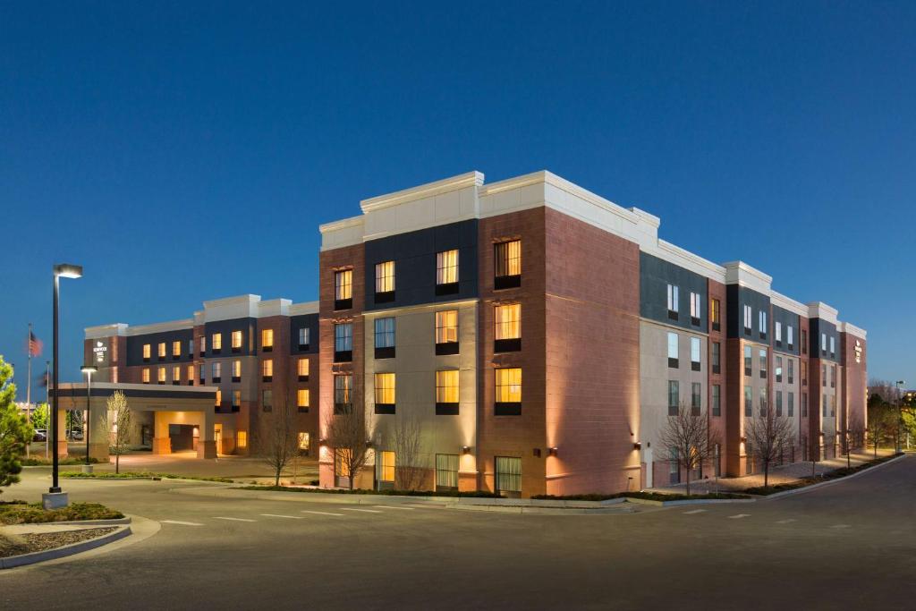 un gran edificio de ladrillo con luces encendidas en un aparcamiento en Homewood Suites by Hilton Denver Tech Center en Englewood