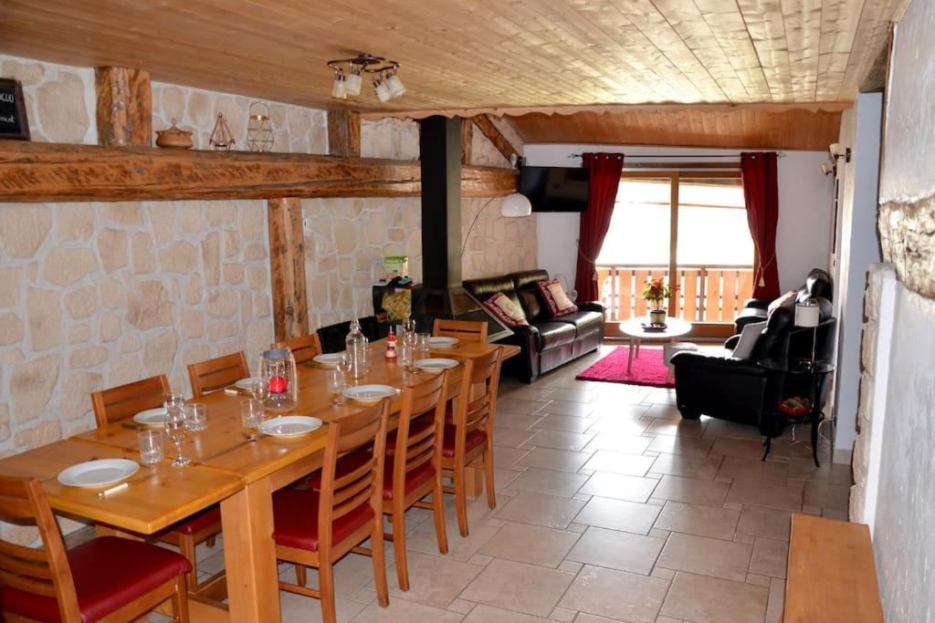 ein Esszimmer mit einem langen Tisch und Stühlen in der Unterkunft Charming apartment 12 pers, 3*, Aime-La-Plagne in Aime La Plagne