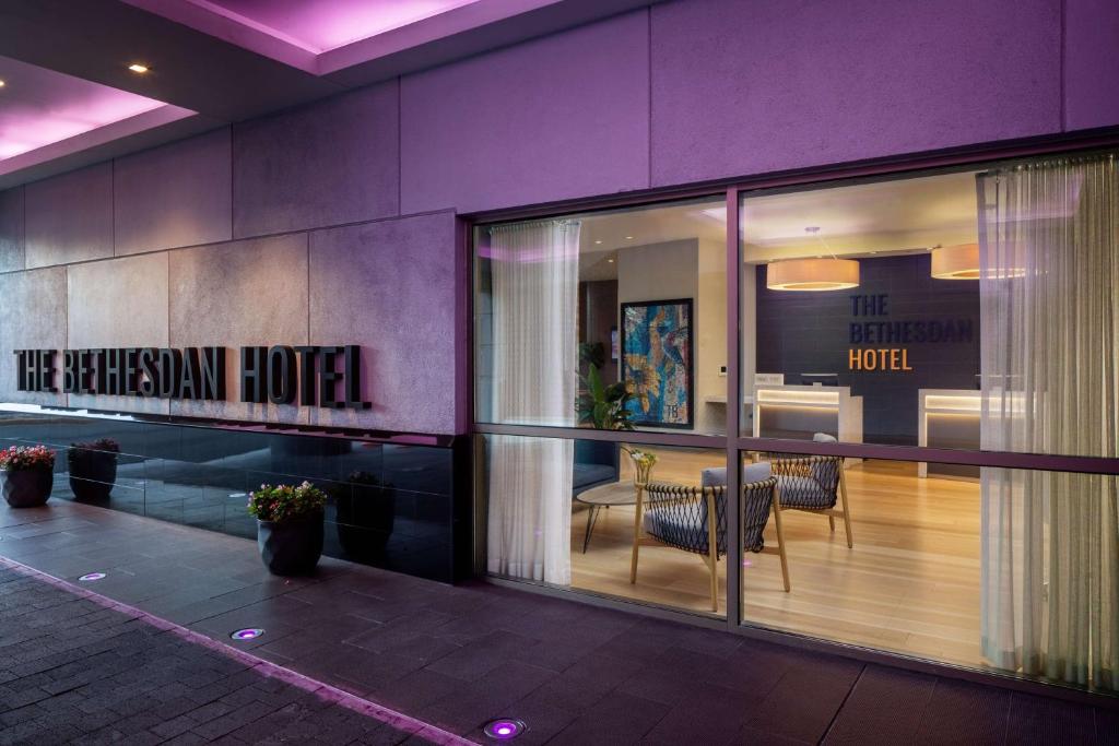 ベセスダにあるThe Bethesdan Hotel, Tapestry Collection by Hiltonのテーブルと椅子のあるレストランを併設しています。