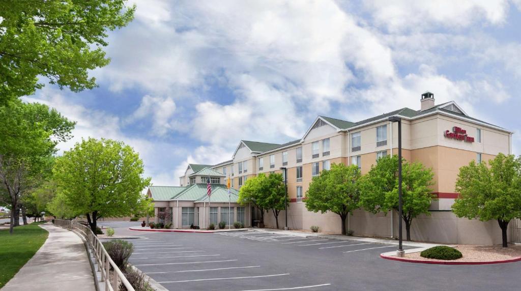 una representación de un hotel con aparcamiento en Hilton Garden Inn Albuquerque North/Rio Rancho, en Rio Rancho