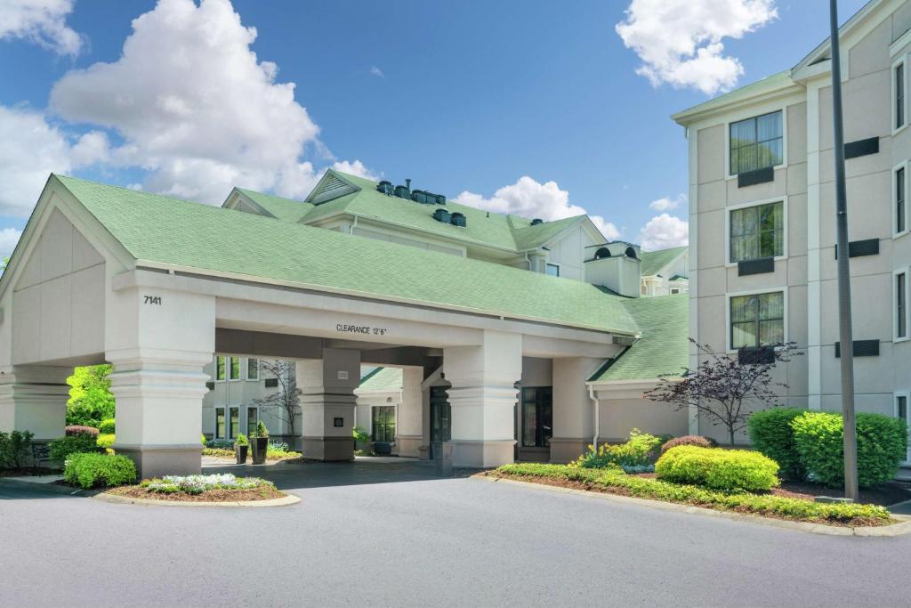 un gran edificio blanco con techo verde en Hampton Inn & Suites Nashville Franklin en Franklin