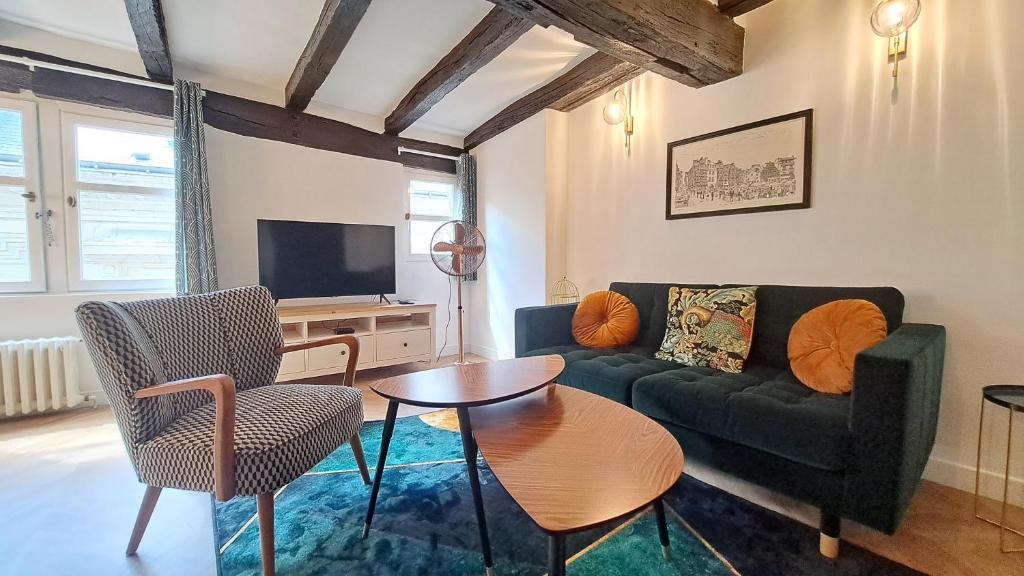 salon z kanapą i stołem w obiekcie Appartement tout confort Vieux Tours avec parking privé 4p w Tours