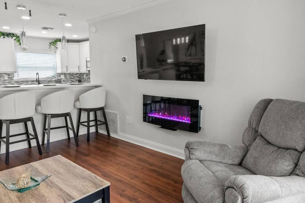 TV a/nebo společenská místnost v ubytování Stadium Sunflower Miramar home, 3 bd, 2 ba