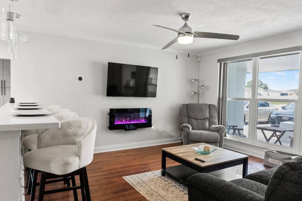 TV a/nebo společenská místnost v ubytování Stadium Sunflower Miramar home, 3 bd, 2 ba
