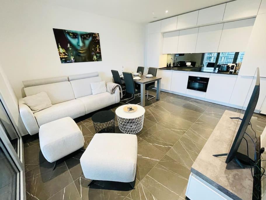 Luxury 1bedroom with Parking In Center&Large Terrace -CD3 في لوكسمبورغ: غرفة معيشة مع أريكة وكراسي ومطبخ