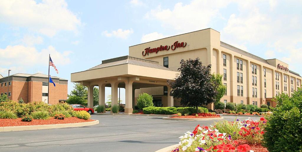 une ouverture de l'entrée d'un hôtel de canneberges dans l'établissement Hampton Inn Fort Wayne-Southwest, à Fort Wayne