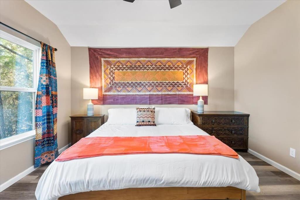 Modern Cabin Nestled in a Pine Forest Near Austin, Bastrop (updated