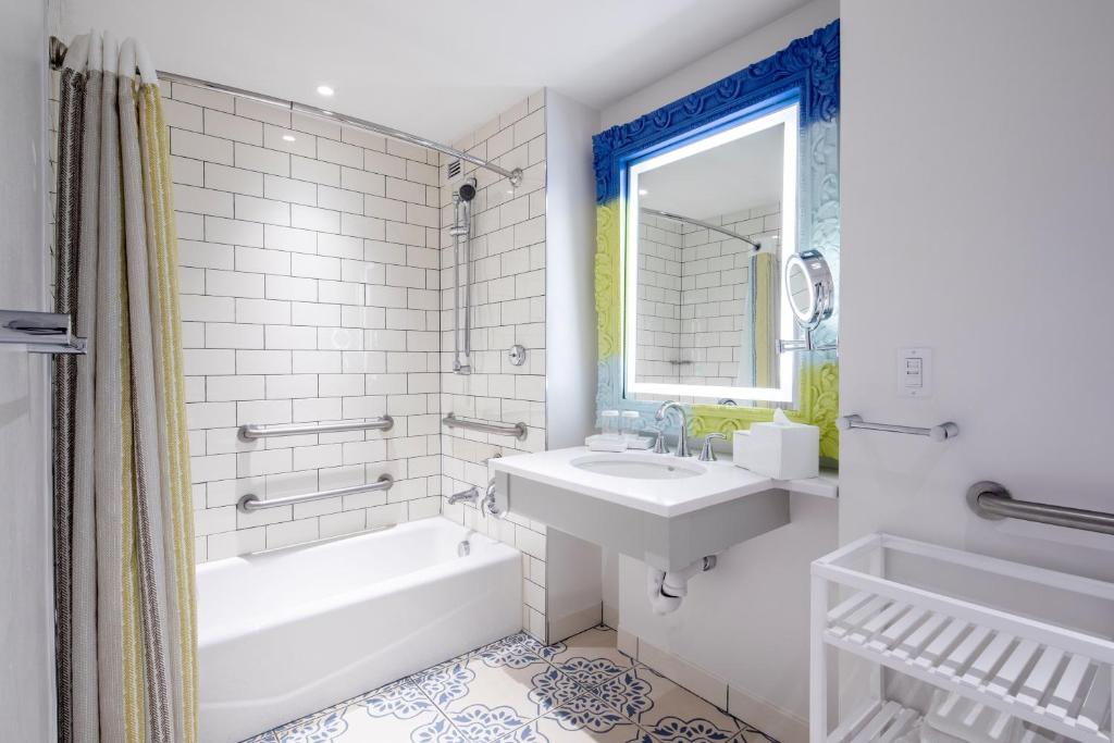 Universal's Loews Sapphire Falls Resort - 