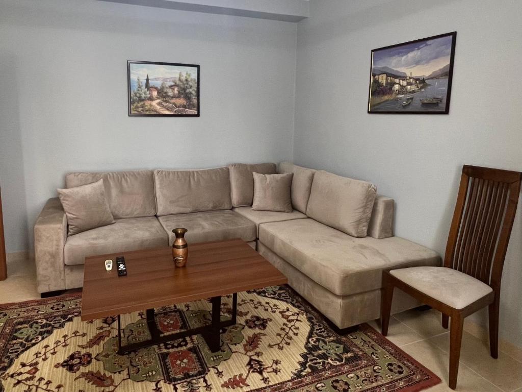 Posezení v ubytování Apartment in Skanderbeg Square - Tirana Center 2