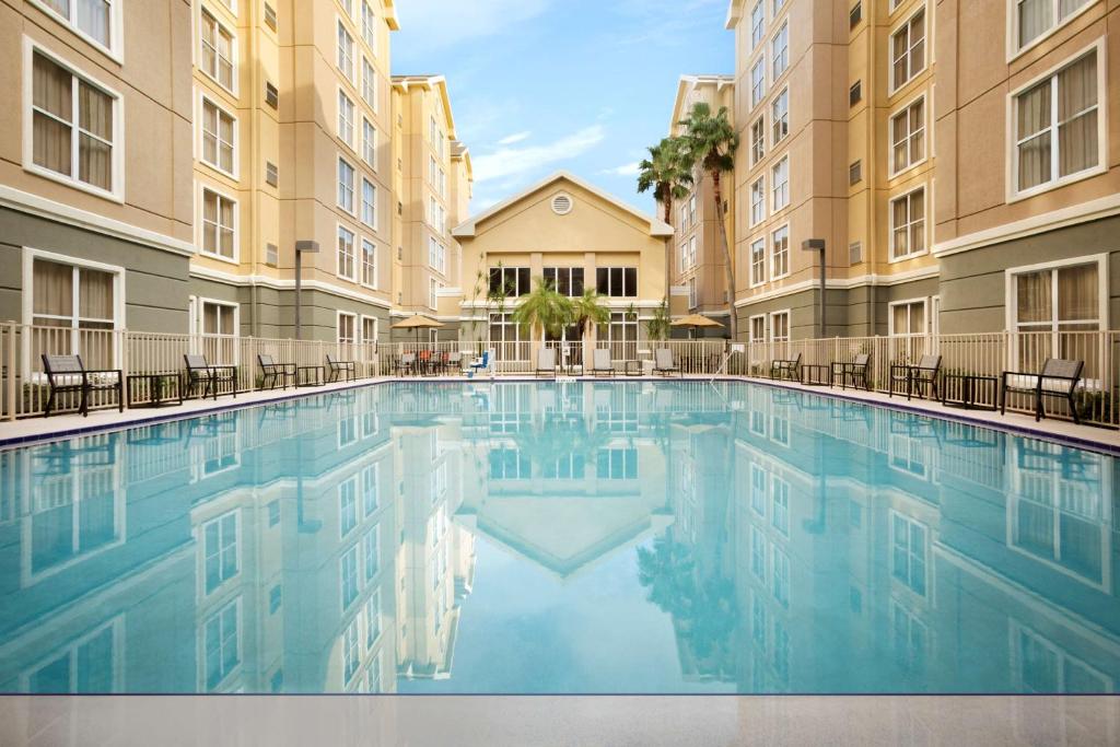uma piscina no meio de um edifício em Homewood Suites by Hilton Orlando-Intl Drive/Convention Ctr em Orlando