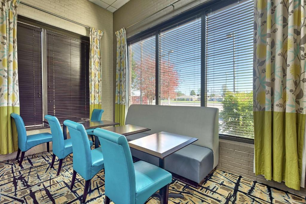 Hampton Inn Norfolk-Naval Baseにあるシーティングエリア