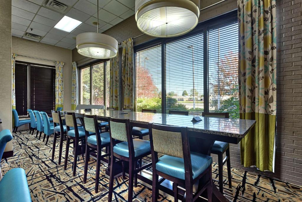 Hampton Inn Norfolk-Naval Baseにあるレストランまたは飲食店