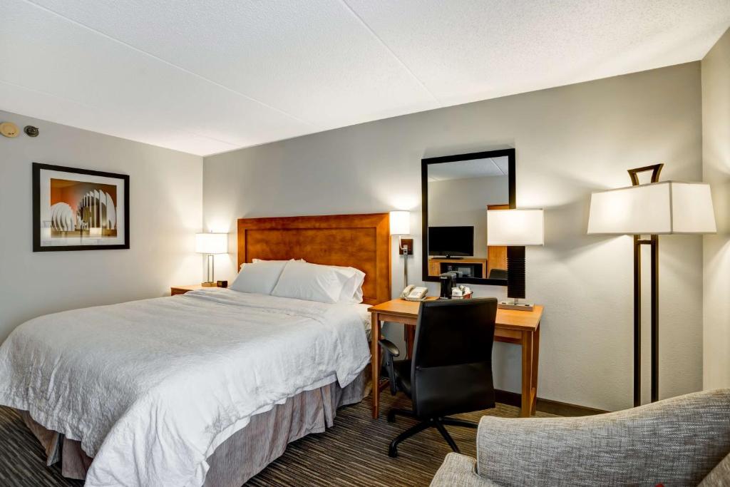 Hampton Inn Norfolk-Naval Baseにあるベッド