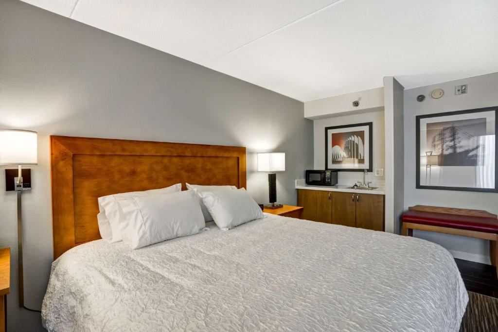 Hampton Inn Norfolk-Naval Baseにあるベッド