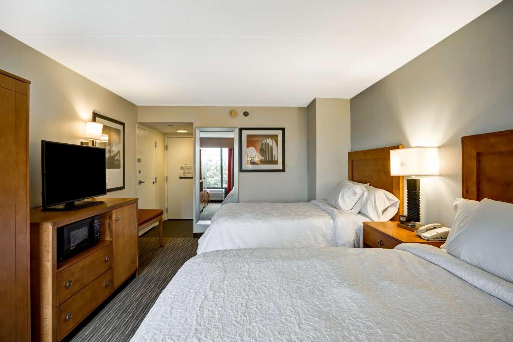 Hampton Inn Norfolk-Naval Baseにあるベッド