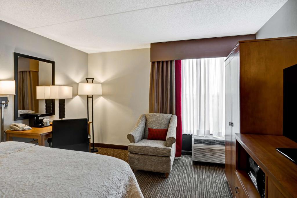 Hampton Inn Norfolk-Naval Baseにあるベッド