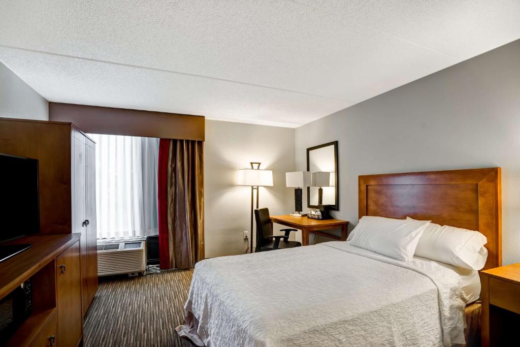 Hampton Inn Norfolk-Naval Baseにあるベッド