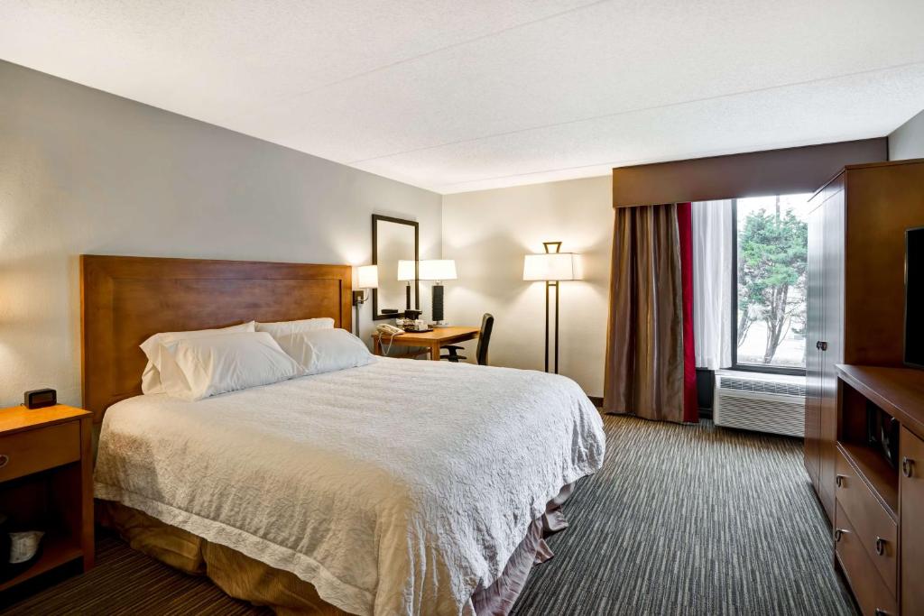 Hampton Inn Norfolk-Naval Baseにあるベッド