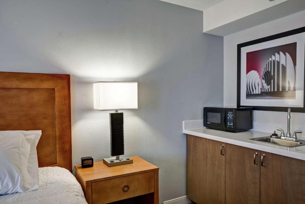 Hampton Inn Norfolk-Naval Baseにあるベッド