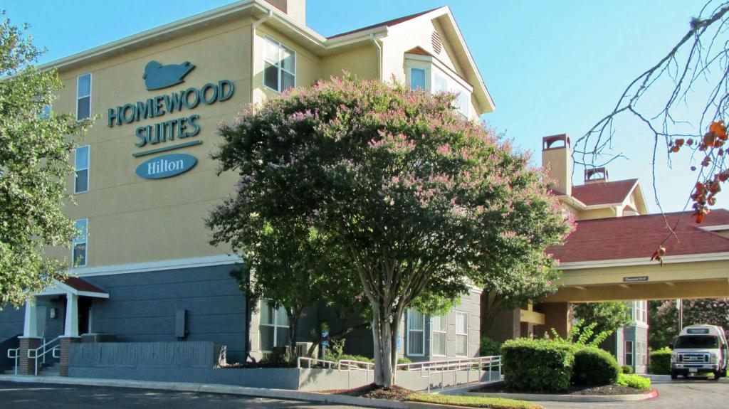 a building with a sign that reads komodo suites at Homewood Suites by Hilton San Antonio Northwest in San Antonio
