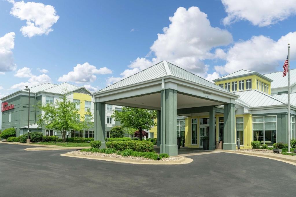 a view of the front of a hotel with a parking lot at Hilton Garden Inn Louisville East in Louisville