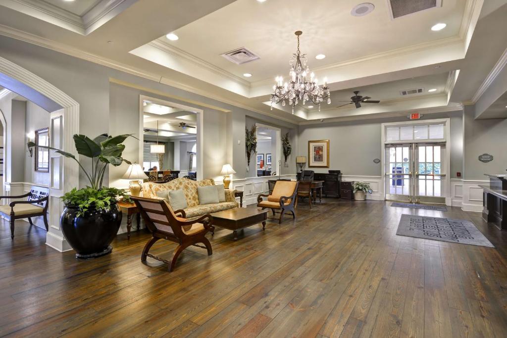 duży salon z kanapą i krzesłami w obiekcie Hampton Inn & Suites Savannah Historic District w mieście Savannah