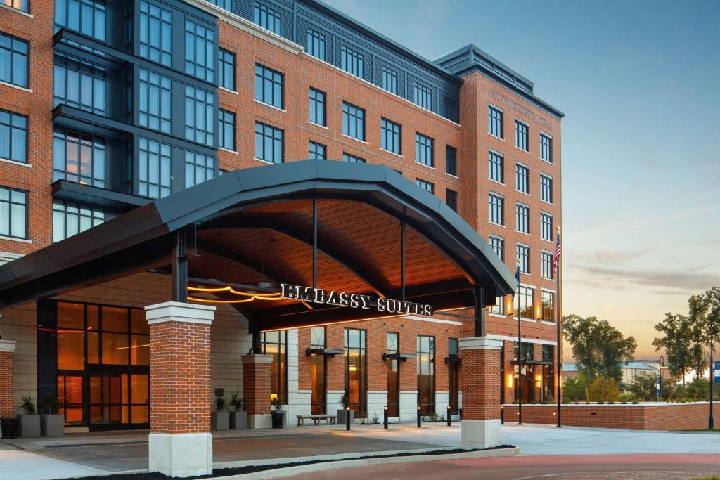 Embassy Suites by Hilton South Bend في ساوث بند: مبنى الفندق مع وجود لافتة مكتوب عليها ملاعب صحية