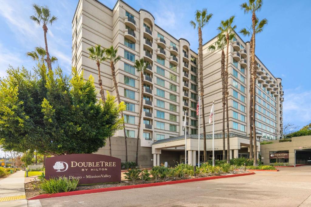 a renderización de un edificio con palmeras en DoubleTree by Hilton San Diego-Mission Valley en San Diego