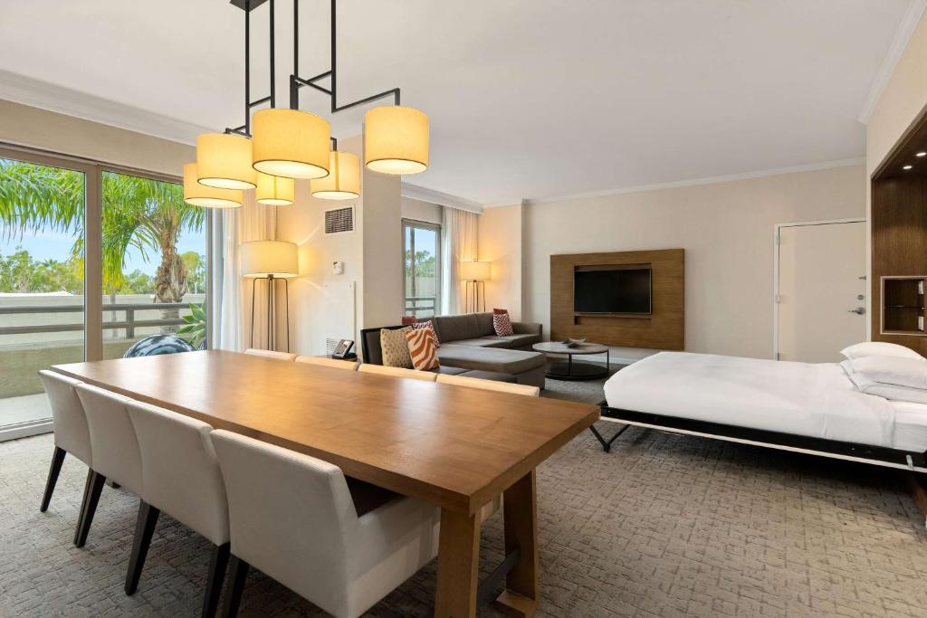 DoubleTree by Hilton San Diego-Mission Valley - King Studio Suite