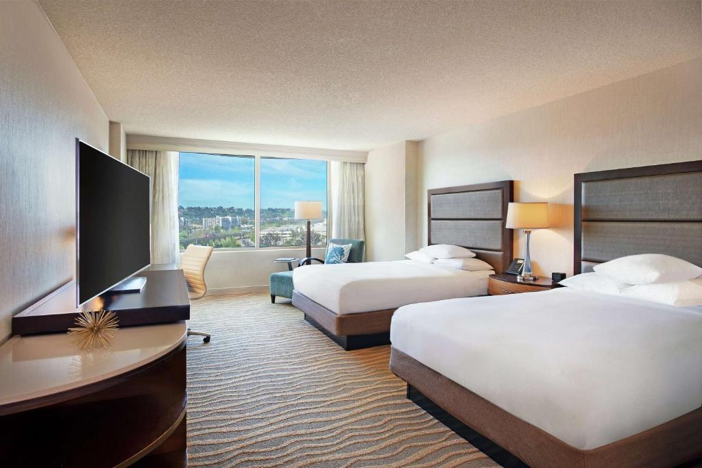 DoubleTree by Hilton San Diego-Mission Valley - Queen Room With Two Queen Beds