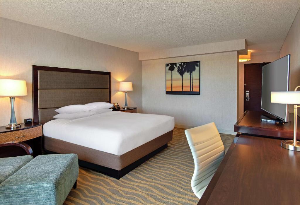 DoubleTree by Hilton San Diego-Mission Valley - Deluxe King Room With Balcony - Top Floor
