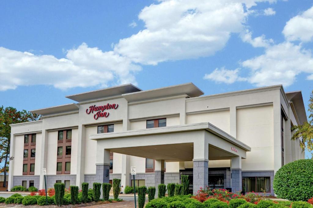 a rendering of the front of the mgm hotel at Hampton Inn Salisbury in Salisbury