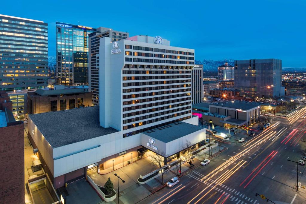 un perfil urbano con un edificio alto y una calle en Hilton Salt Lake City Center, en Salt Lake City
