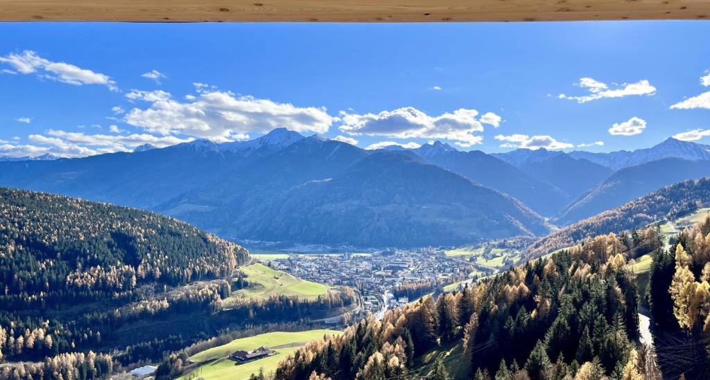 uma vista para um vale com montanhas ao fundo em Schallerhof Sterzing - Deine Auszeit mit Ausblick in unseren Ferienwohnungen auf dem Bauernhof in Südtirol em Colle Isarco