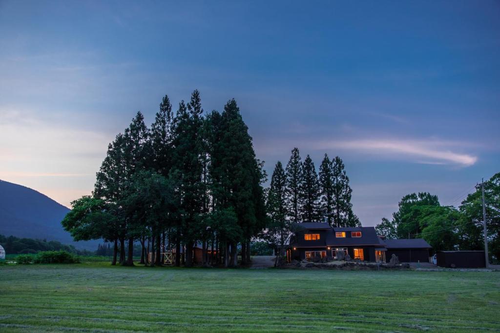 uma casa no meio de um campo com árvores em Black Hime Kai Taku - Vacation STAY 23194v em Shinano