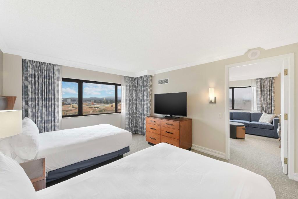 Embassy Suites by Hilton Anaheim-Orange - One-Bedroom Suite With Parlor