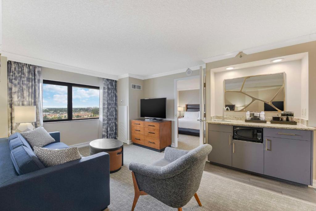 Embassy Suites by Hilton Anaheim-Orange - 