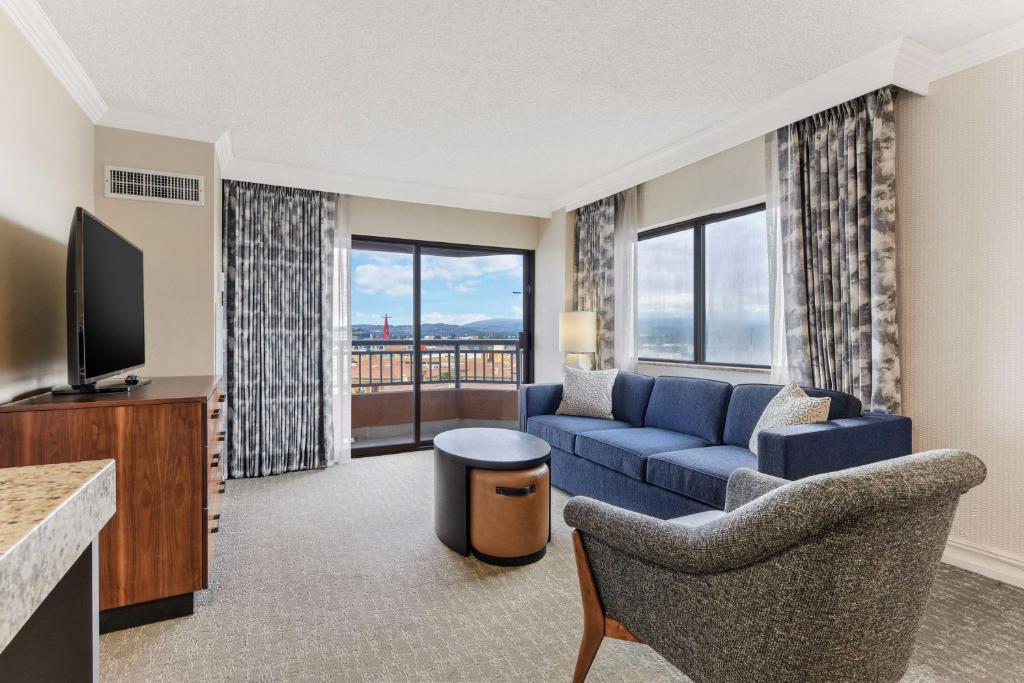 Embassy Suites by Hilton Anaheim-Orange - 