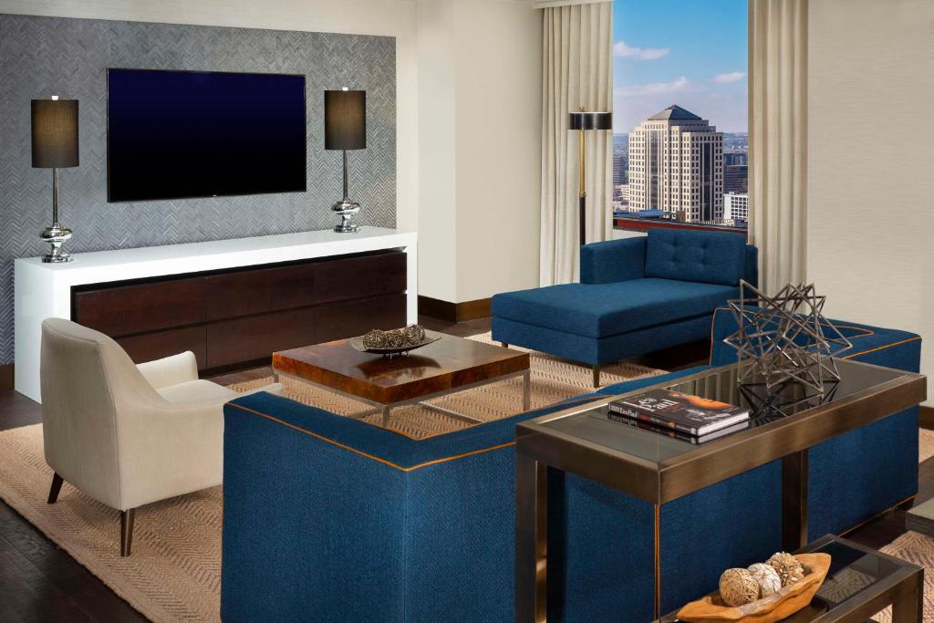 TV a/nebo společenská místnost v ubytování Hilton Austin