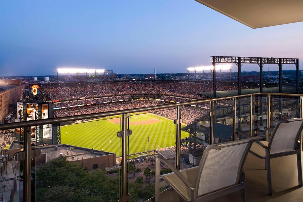 una vista de un partido de béisbol desde el balcón de un estadio en Hilton Baltimore Inner Harbor, en Baltimore