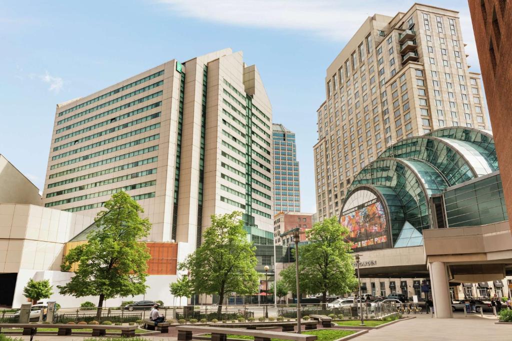 un groupe de grands bâtiments dans une ville dans l'établissement Embassy Suites by Hilton Indianapolis Downtown, à Indianapolis