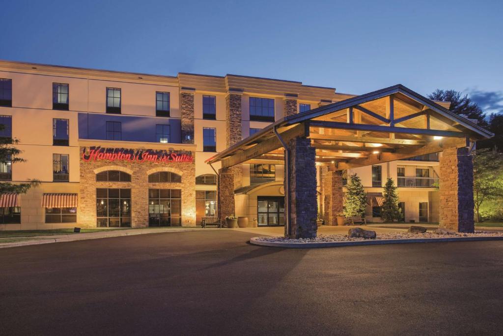 un parcheggio vuoto di fronte a un edificio di Hampton Inn & Suites Lake George a Lake George