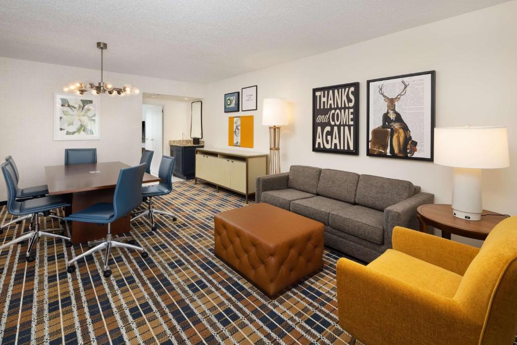 Embassy Suites by Hilton Atlanta Buckhead - King Conference Suite