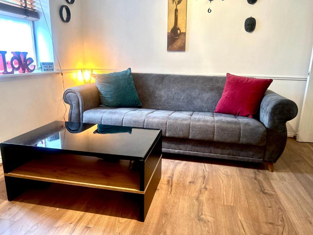 un soggiorno con divano e tavolino da caffè di Guest Apartment a Dublino