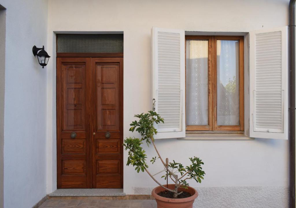 a wooden door and a window on a building at A Casa di Zia in Oschiri
