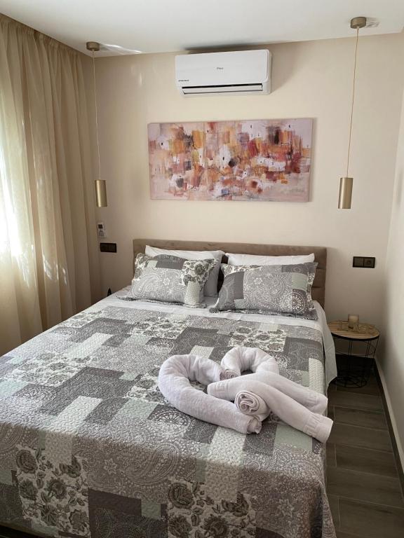 Joli studio de charme à chaouen في شفشاون: غرفة نوم عليها سرير وفوط
