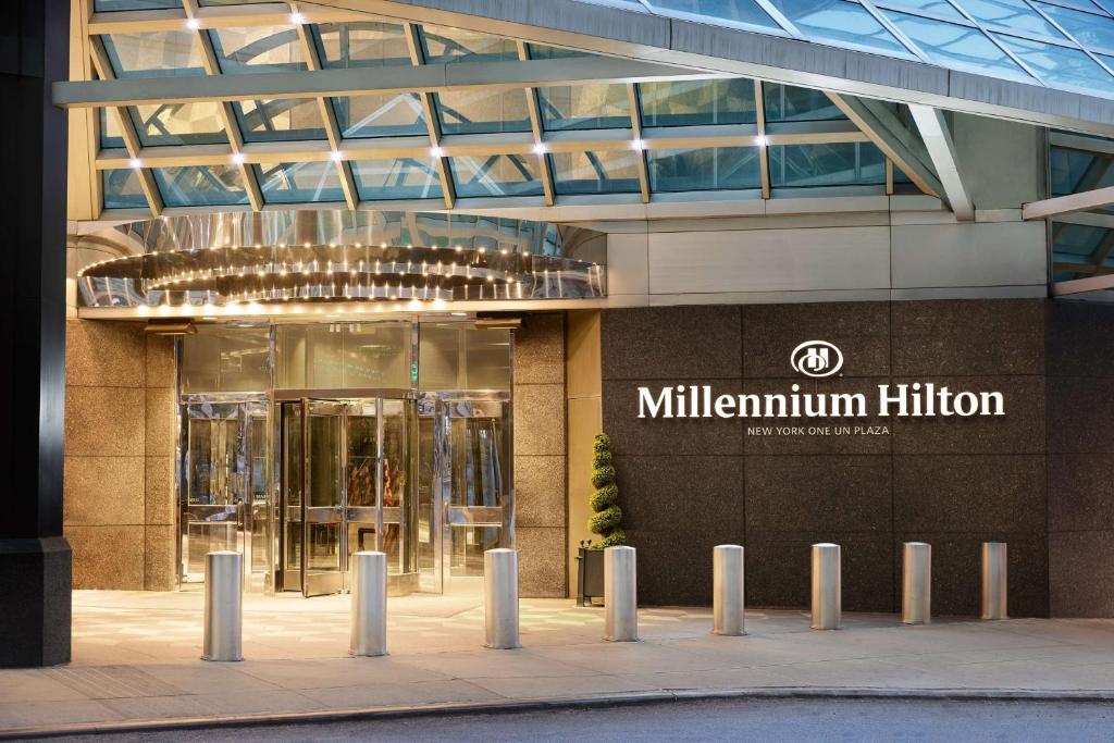 een gebouw met een millionium hilton bord ervoor bij Millennium Hilton New York One UN Plaza in New York