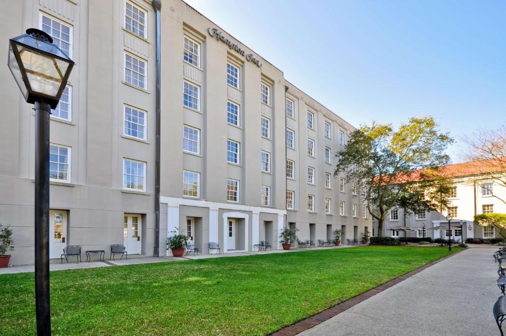 un edificio con una luz de la calle delante de él en Hampton Inn Charleston-Historic District, en Charleston