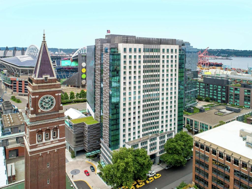 una vista aérea de una ciudad con una torre de reloj en Embassy Suites By Hilton Seattle Downtown Pioneer Square, en Seattle